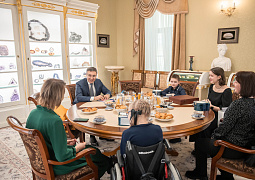 Валерий Фальков встретился в Санкт-Петербурге с участницами акции «Елка желаний»