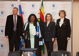 В Москве состоялось торжественное вручение диплома почетного доктора первой леди Зимбабве