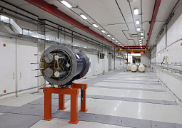 Установлен первый сверхпроводящий магнит коллайдера NICA